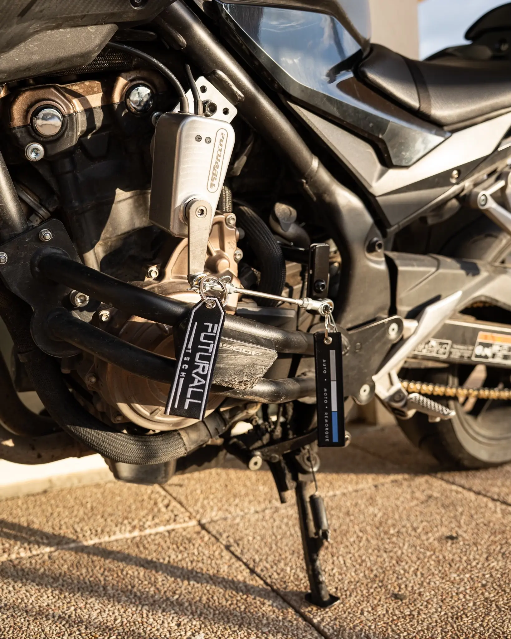 Moto d'école équipée par Futurall Tech pour les conducteurs à mobilité réduite
